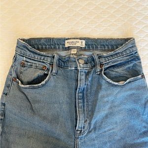 Abercrombie Curve Love Ultra High Rise Ankle Straight Jean size 28L / 6L